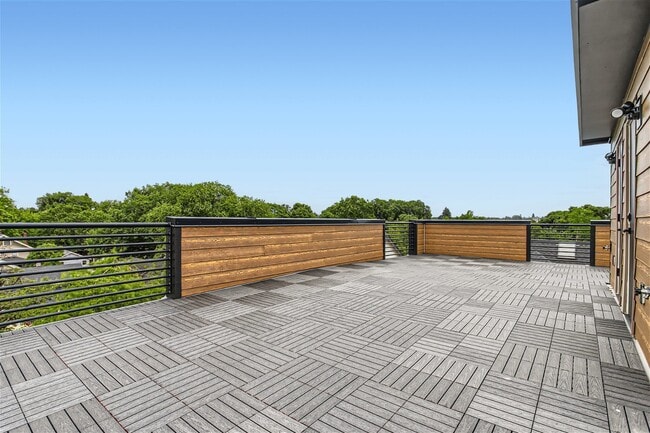 Building Photo - Brand new modern duplex townhome with roof...