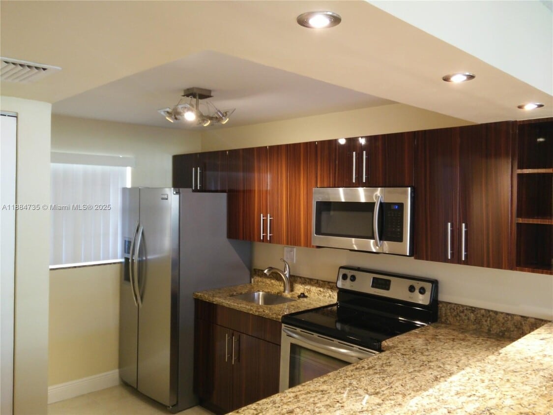 Primary Photo - 3285 Foxcroft Rd