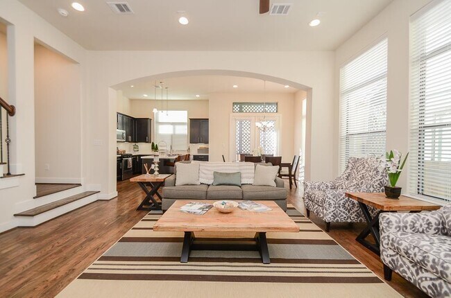 Building Photo - 2611 Riverside Dr