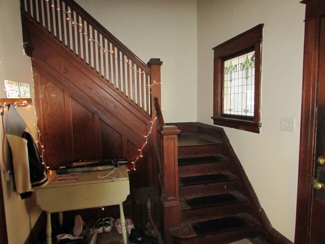 Building Photo - Spacious Madison 5-Bedroom with Yard, Park...