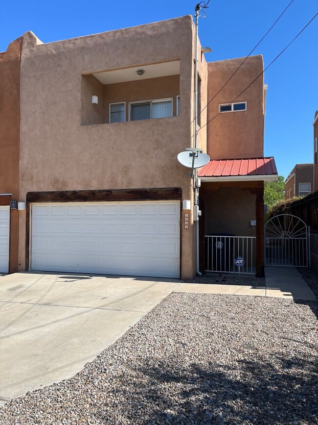 Foto del edificio - 3 bd / 3bth / 2 car near Pres, UNM, CNM, I-25