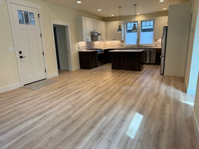 Foto del edificio - Work & Live in Super desirable North West Crossing. Unique 2 bedroom three three bath home. Profe...
