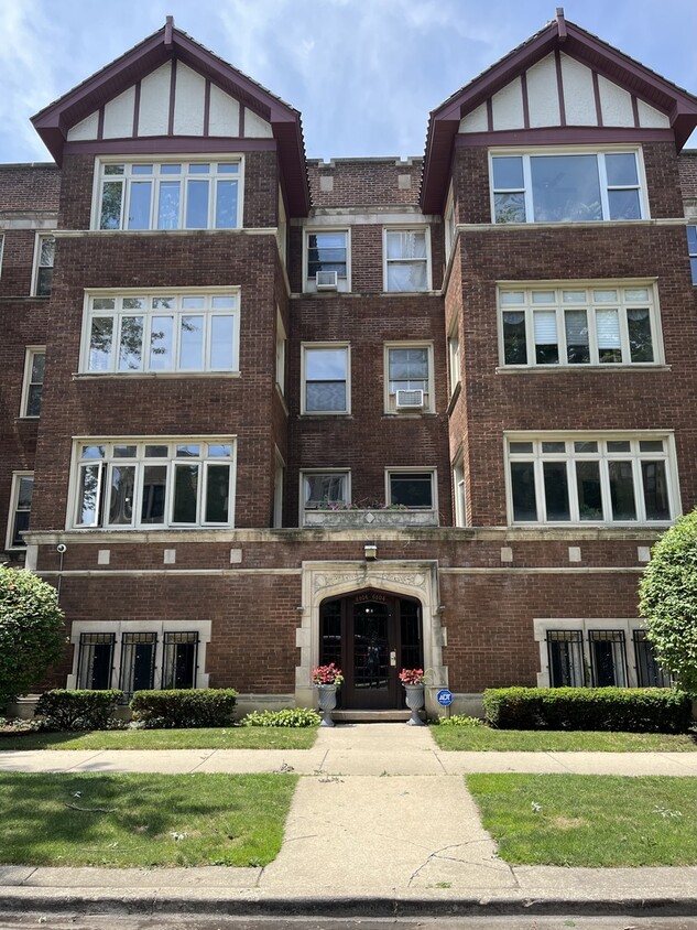 Primary Photo - 6806 S Crandon Ave