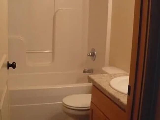 Building Photo - Beautiful 3 bed 2.5 bath Duplex