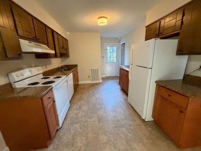 Building Photo - 213 Weeks Dr NE