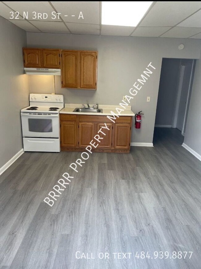 Building Photo - Spacious 1 bedroom 1st floor apartment