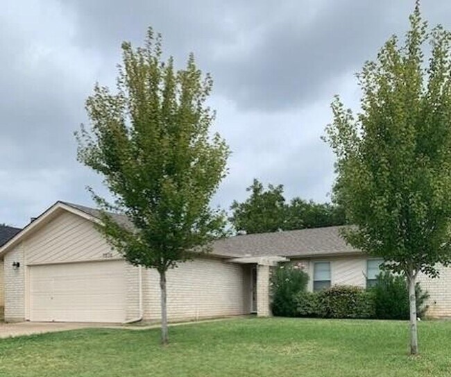 Foto del edificio - ***COMING SOON*** Nice 3 Bedroom, 2 Full Bath Home Located In SW Ft. Worth!