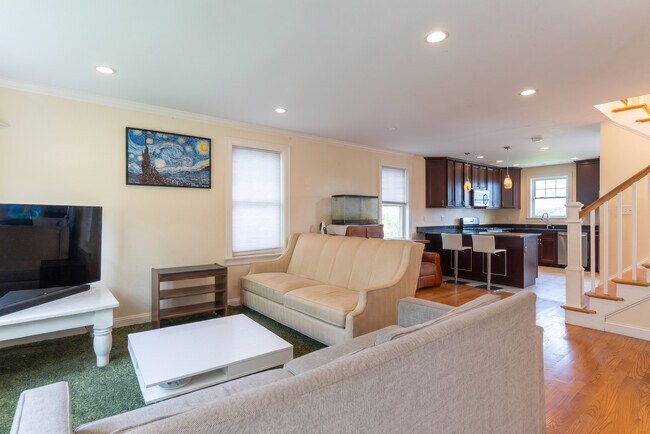 Foto del edificio - 77 Faywood Ave