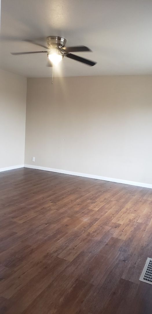 Foto del edificio - One bedroom, one bath upper unit located i...