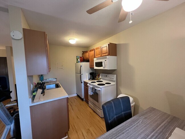 Kicthen with dishwasher, microwave - 3393 Madison Ave