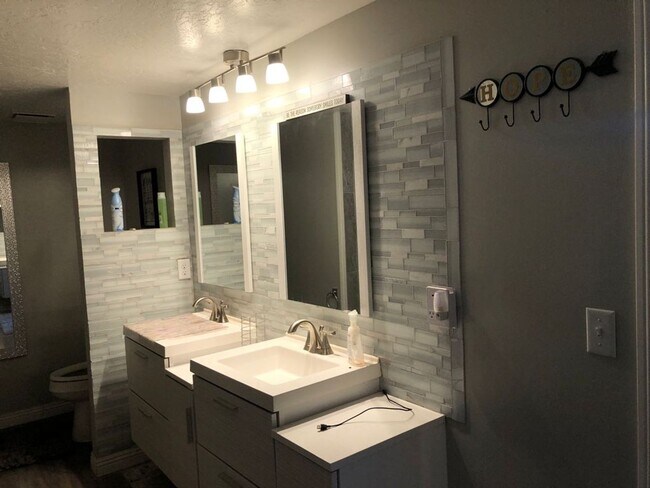 Building Photo - Furnished Studio
