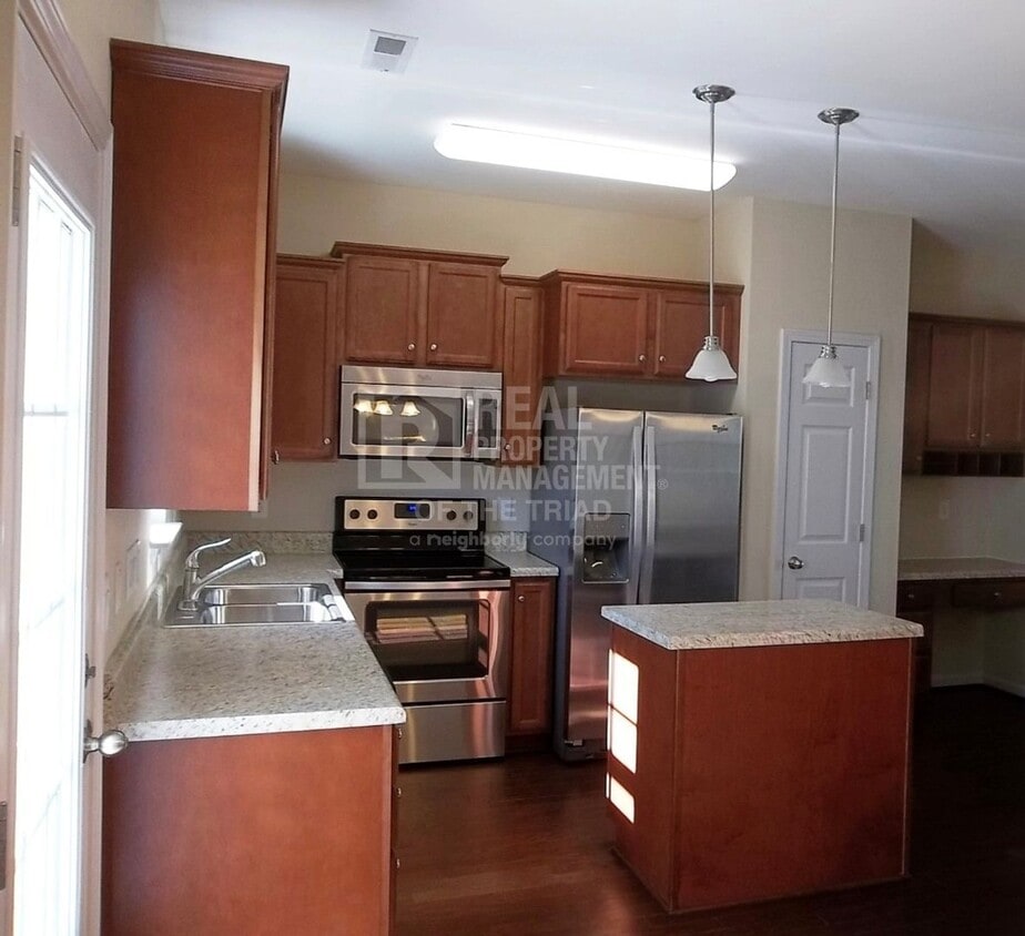 Building Photo - Available Soon: Stunning 3bd/2.5ba Townhom...