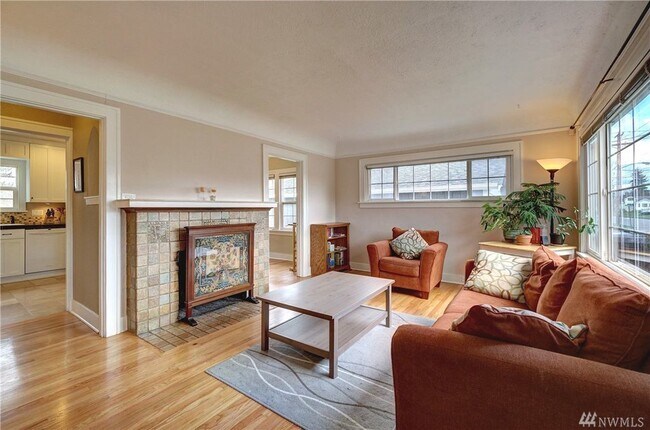 Foto del edificio - North Tacoma home, Tutor style, 4 bedroom,...