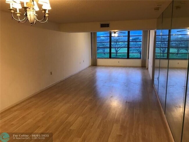Foto del edificio - 3520 Whitehall Dr