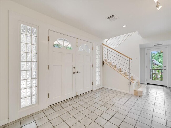 Building Photo - 2802 Rockingham Dr