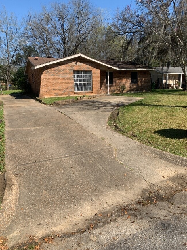 Building Photo - 3144 Montwood Dr