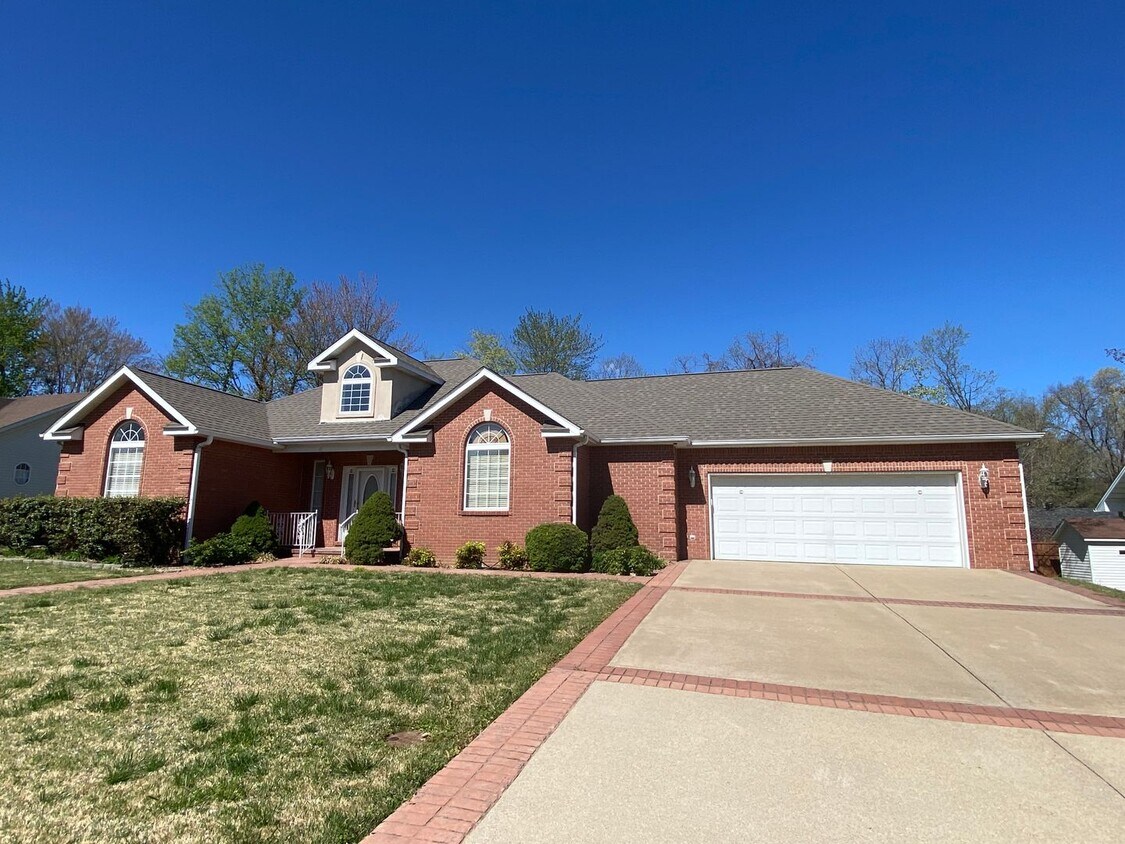 Primary Photo - Beautiful Custom 3 bedroom, 2.5 bath home ...