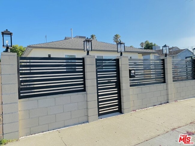 Building Photo - 11027 Valerio St