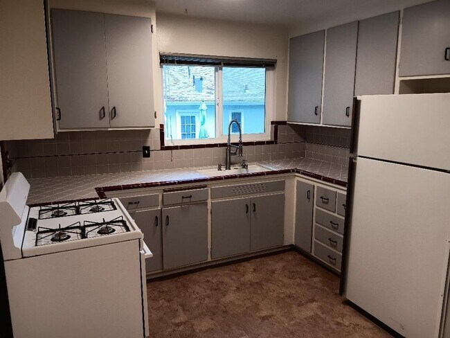 Kitchen - 845 Sir Francis Drake Blvd