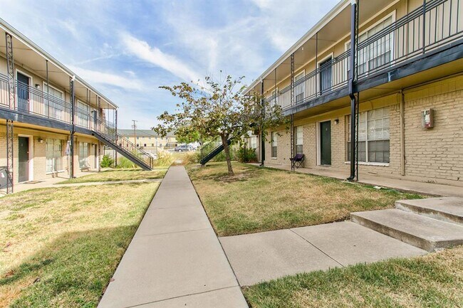 Building Photo - 2200 W Lowden St