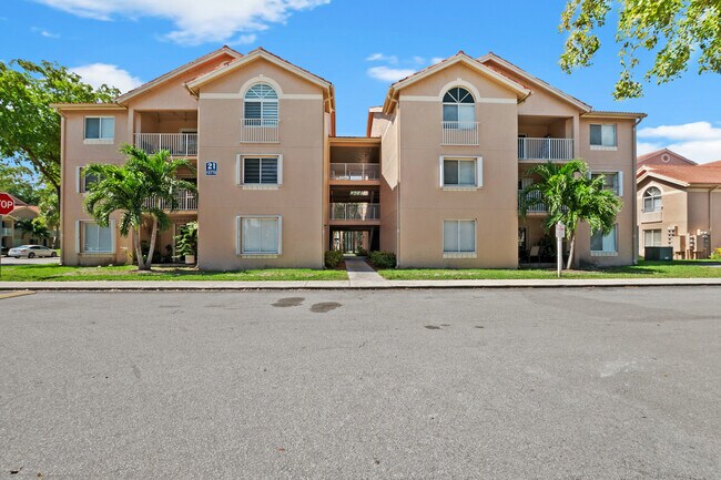 Hermosa comunidad cerrada con piscina y amenidades. - 15770 SW 104th Ter