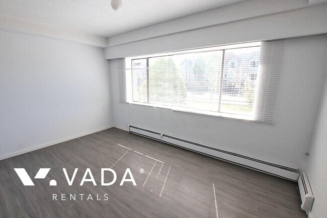 Photo du bâtiment - 1 Bedroom Apartment For Rent 2-2308 Clark ...