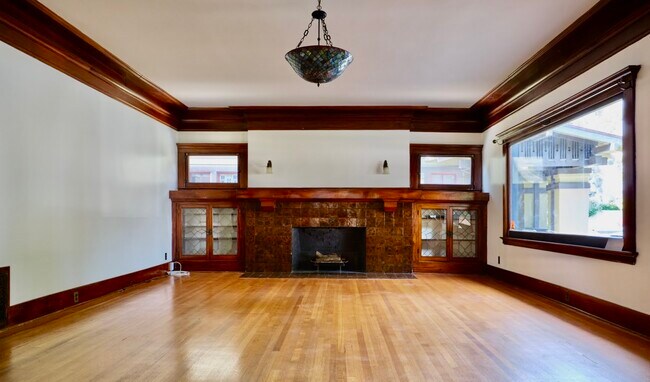 Building Photo - 2425 9th Ave