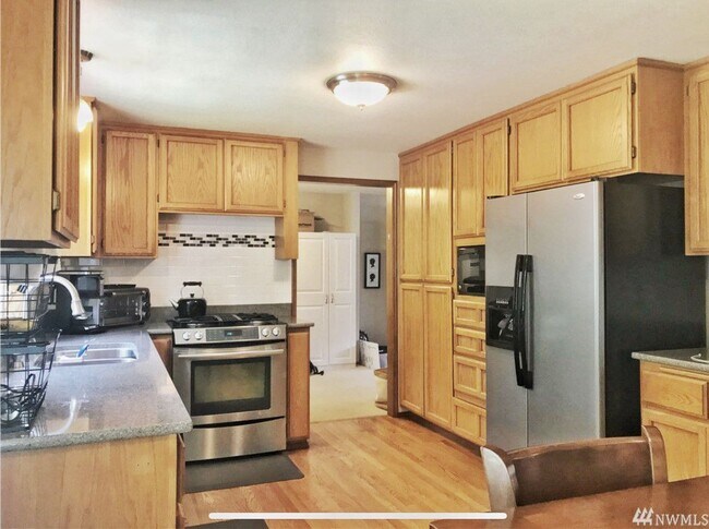 Building Photo - Open, bright and roomy with private backyard