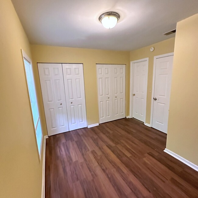 Foto del edificio - 405 Hickory Hill Dr