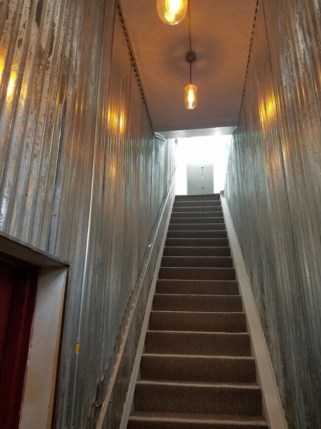Foto del edificio - 1351 W Grand Ave