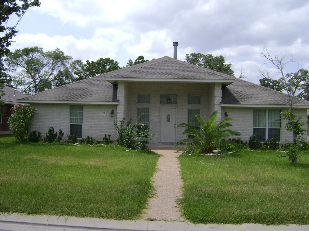 Primary Photo - College Station - 5 bedrooms / 3 bath hous...