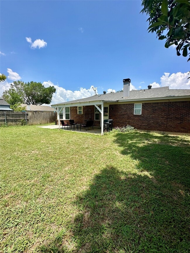 Building Photo - 6524 Blue Grass Dr