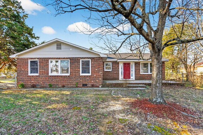 Foto del edificio - Spacious 5-Bedroom Retreat with 2.5 Baths in Saint Pauls – Your Dream Home Awaits!