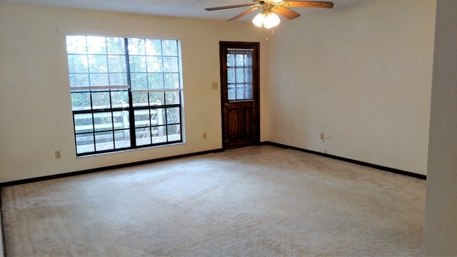 living room - 2106 Corinne St