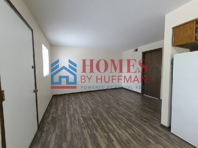 Building Photo - Westside One-Bedroom Upstairs Apartment