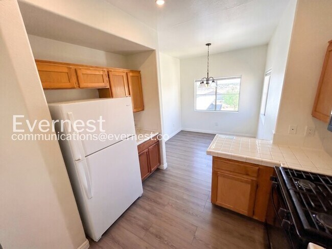Foto del edificio - 3 Bed, 2 Bath Condo with Modern Amenities / Available Now!