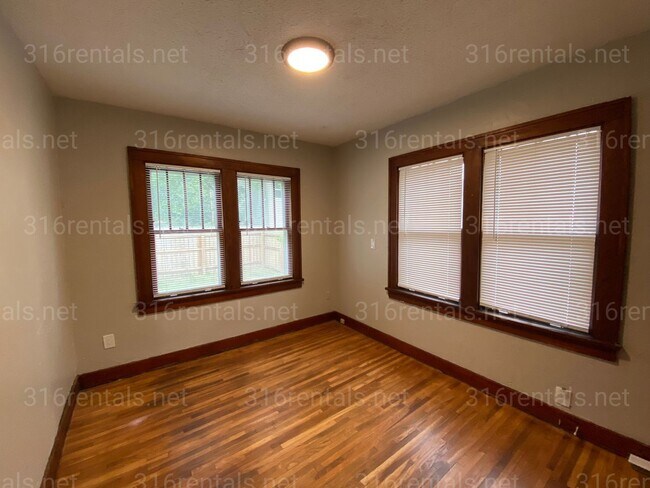 Building Photo - $925 - 2 bed 1 bath - Home with a fenced yard and garage