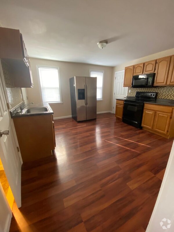 Pine Street Historic District Apartments for Rent with Hardwood Floors
