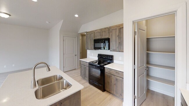 Foto del edificio - 3 bed 2.5 bath in  Townhome Spanish Fork