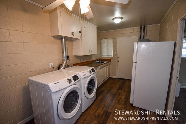 Building Photo - Cozy 1 bd duplex in Oakridge!