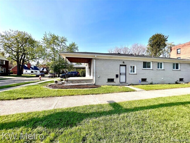 Foto del edificio - 17300 Birchcrest Dr