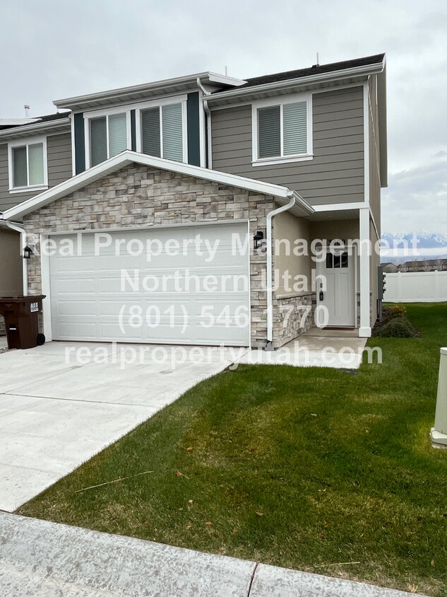 Foto principal - 3 Bedroom 2.5 Baths End Unit Townhome Avai...