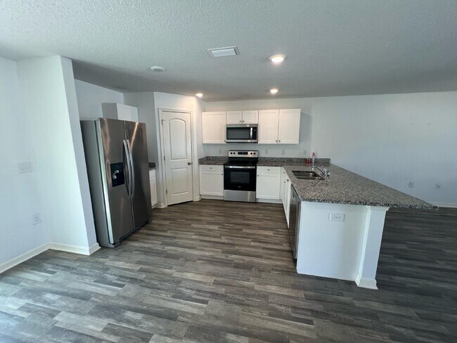 Building Photo - 166 Maple Dr