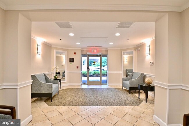 Building Photo - 11775 Stratford House Pl