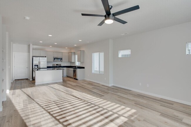 Foto del edificio - This 3 bedroom/2.5 bath townhouse is ready...
