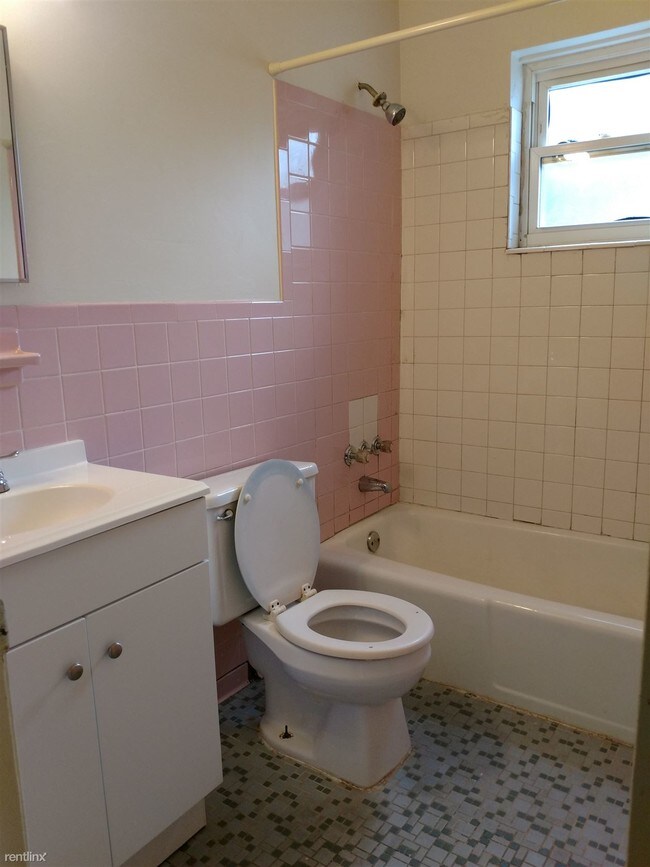 Building Photo - 2 br, 1 bath 4plex - 116 W 36th St Apt C