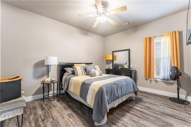 Building Photo - 1805 Woodhause Cir