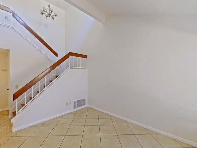 Foto del edificio - Lakeview Townhouse - 2 Bed / 1 ½ Bath