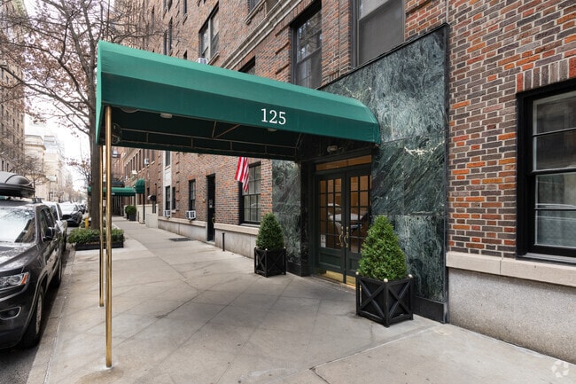 Entrance - 125 E 84th St
