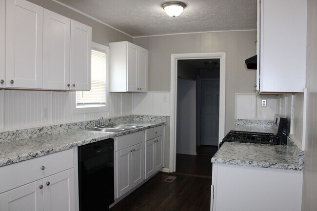 Building Photo - Over sized 2 car garage! ONE MONTH FREE FO...